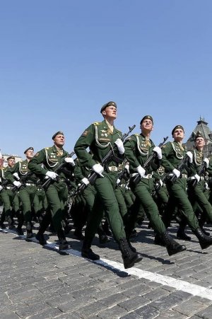 Москвичей снова призывают не ходить на парад Победы