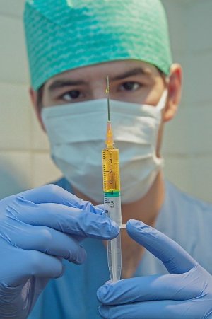 Минздрав рассказал, когда в России появится вакцина от коронавируса